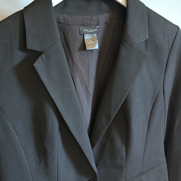 Ann Taylor women’s blazer. - Picture 2 of 5